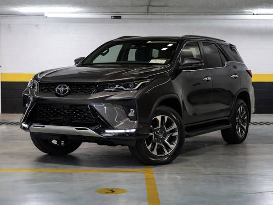 TOYOTA HILUX SW4 2.8 D-4D TURBO DIESEL SRX PLATINUM 7L 4X4 AUTOMÁTICO TOYOTA HILUX SW4 2.8 D-4D TURBO DIESEL SRX PLATINUM 7L 4X4 AUTOMÁTICO